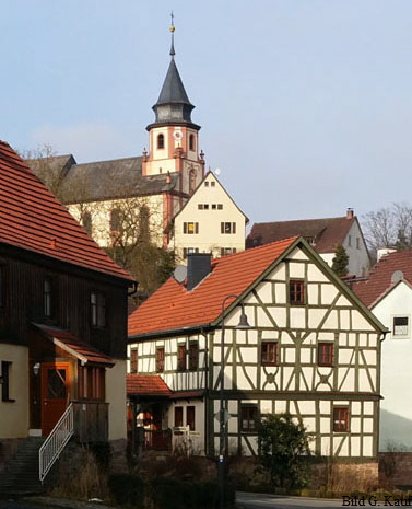 Blick zur Kirche aus der Dorfmitte Blick zur Kirche aus der Dorfmitte
